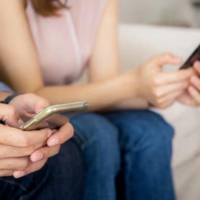 Suécia faz apelo para reduzir uso de celular ao acompanhar o filho