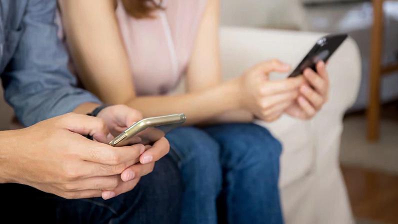 Autoridade de saúde diz que comportamento dos adultos afeta o desenvolvimento de hábitos digitais das crianças e pode impactar a qualidade das interações familiares. Campanha dá dicas e orientações aos pais