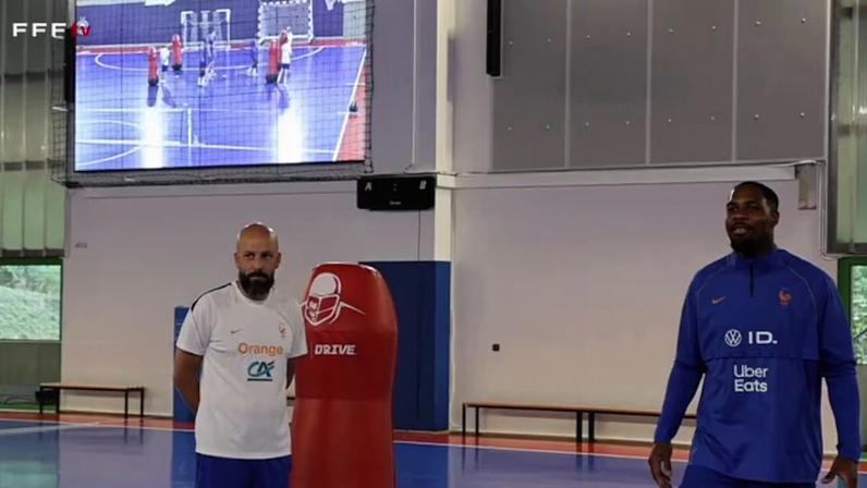 Mike Maignan, Brice Samba e Robin Risser participam de um treino de basquete no acampamento de preparação da França para a Copa do Mundo.