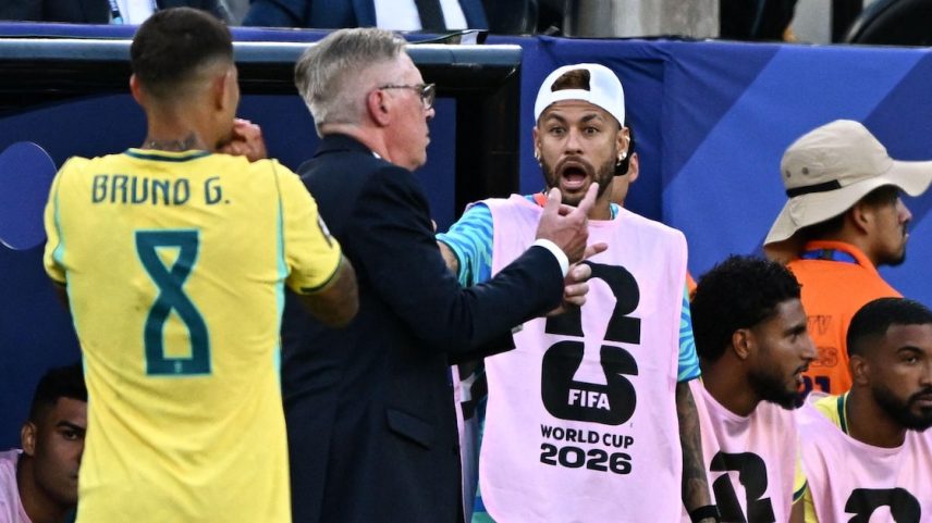 Neymar conversa com Bruno Guimarães na estreia do Brasil na Copa