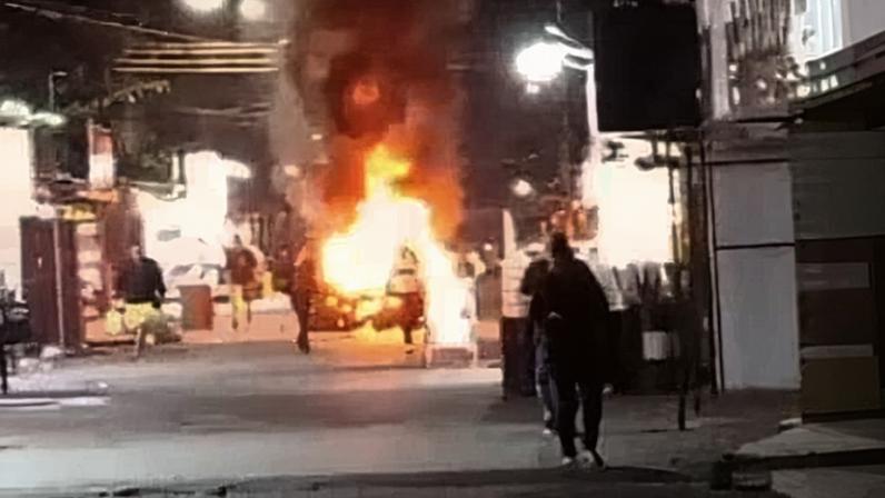Barricadas em chamas foram colocadas em acessos à comunidade Vila do João