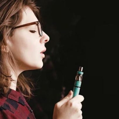 Cigarros aromatizados podem atrair nova geração de dependentes
