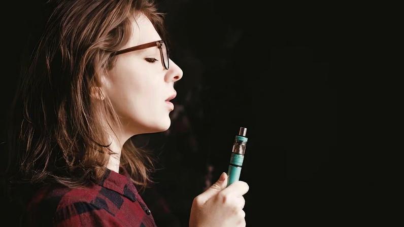Vapes atraem jovens, mas não são livres de riscos. (Foto: Adina Matasaru's Images via Canva)