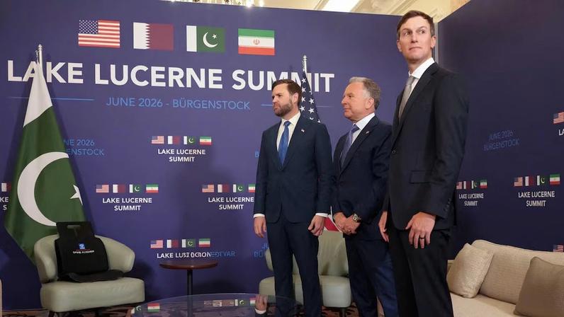 O vice-presidente dos EUA, JD Vance (à esquerda), ao lado do enviado especial dos EUA, Steve Witkoff (ao centro), e do genro de Donald Trump, Jared Kushner, antes de negociações sobre o fim da guerra no Oriente Médio.