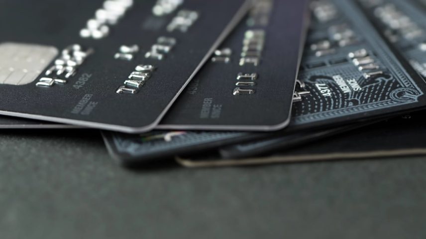 Corrida por clientes “endinheirados” acelera com o lançamento de novos cartões de crédito, enquanto o BRB Dux vê popularidade colocada à prova após crise do Master