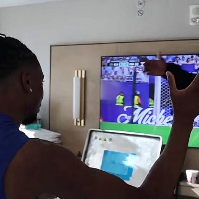 Pogba faz visita ao hotel da seleção francesa