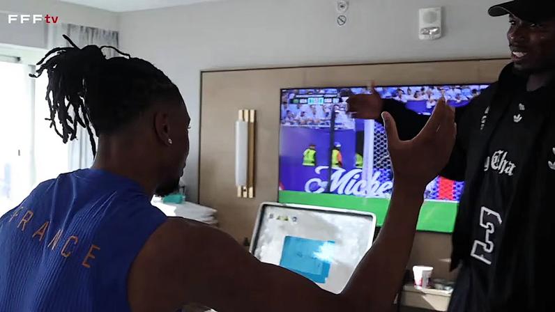 Paul Pogba reencontrou velhos conhecidos e companheiros de equipe em uma visita ao hotel de concentração dos Bleus.