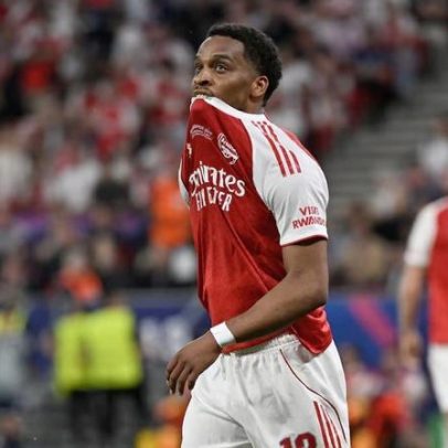 Zagueiro do Arsenal, titular da Holanda, fica fora da Copa por lesão