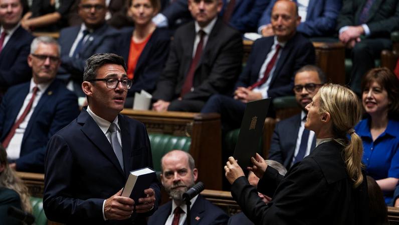 Andy Burnham (à esquerda) presta juramento como membro do Parlamento na Câmara dos Comuns, em Londres