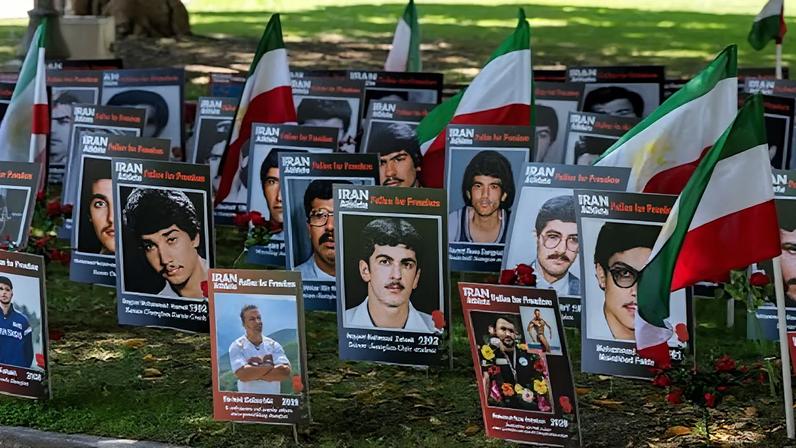 Imagens de ex-atletas iranianos são exibidas durante protesto em Los Angeles