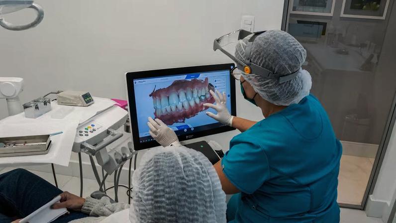 Escaneamento intraoral permite obter imagens 3D dos dentes em poucos minutos. Foto: Gabriel Kfouri Cardoso/Divulgação