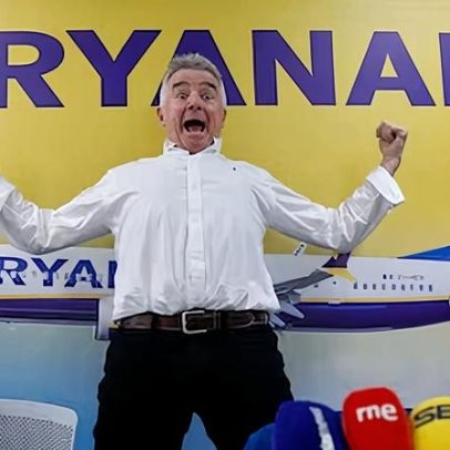 Reino Unido investiga Ryanair por cobrar aos pais para sentar com filhos