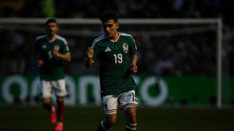 Gilberto Mora, a nova joia do futebol mexicano, foi recebido com muita festa ao entrar no jogo contra a África do Sul na abertura da Copa do Mundo.