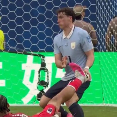 Jogador uruguaio deixa rival com câimbras em lance de gol contra Cabo Verde