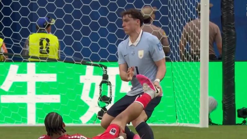 Faltou fair play? Jogador do Uruguai 'larga' rival com câimbras em lance de gol contra Cabo Verde.