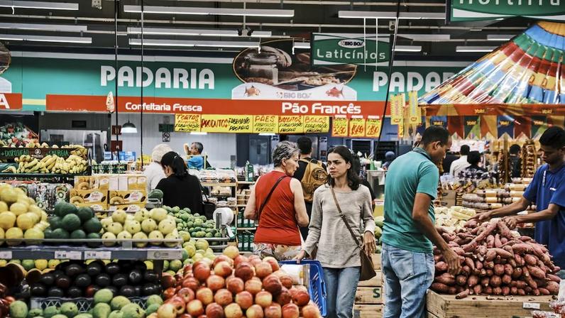 A maior economia da América Latina, o Brasil, enfrenta uma inflação que permanece estagnada acima da meta (Foto: Bloomberg)