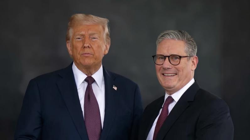 Donald Trump e Keir Starmer, de terno, posam lado a lado em um ambiente institucional