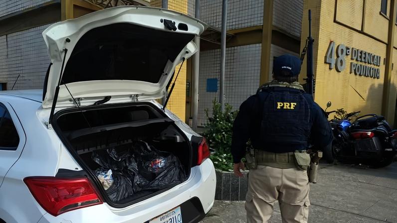 Agentes da PRF encontraram carga de drogas no porta-malas de veículo