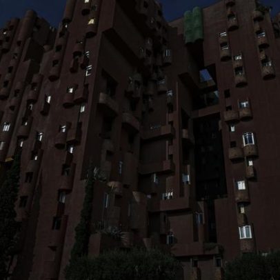 Labirinto residencial de 1975 em Barcelona: 18 torres e 446 aptos coloridos