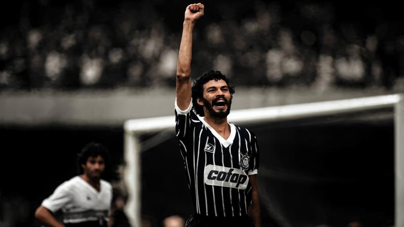 Sócrates durante o período em que jogou pelo Corinthians, em São Paulo.