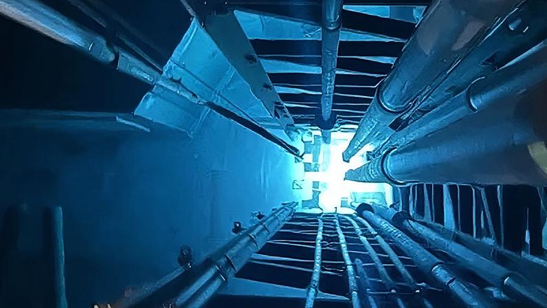Reator está em funcionamento 24h por dia, dentro de uma piscina de 9 metros de profundidade