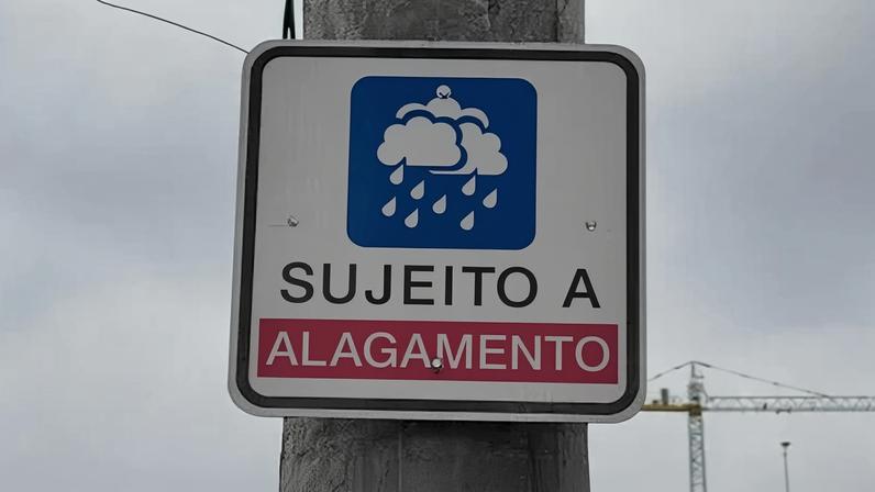 Local sujeito a alagamento em São Paulo; placa faz alerta