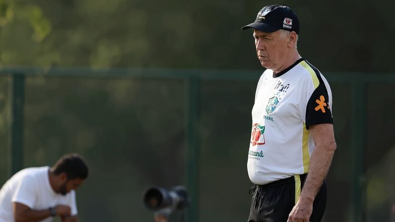 Ancelotti em treinamento da Seleção Brasileira
