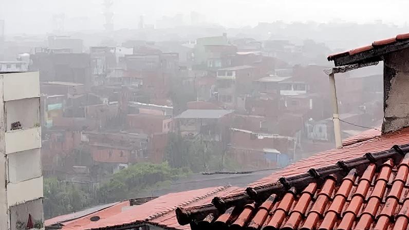 Cerca de 160 milímetros de chuva foram registrados na cidade nas últimas 72 horas. Durante o fim de semana, as rajadas de vento chegaram a 45 km/h