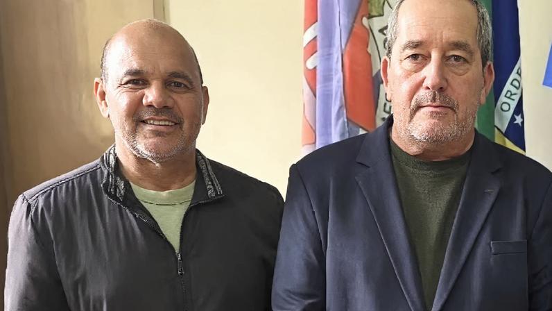 Hélio Luiz Fazoli, vice-prefeito de Trajano de Moraes, à esquerda da foto (Redes sociais/Reprodução)