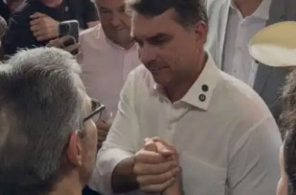 Flávio Bolsonaro e Zema durante evento em Belo Horizonte