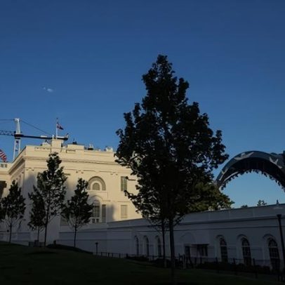 Ringue de UFC e demolição na Casa Branca marcam presença de Trump em Washington