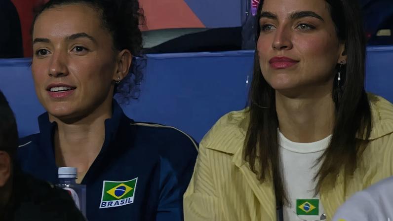 Ao lado da namorada Brunza Unzueta, Gabi assiste à estreia do Brasil na VNL (Foto: Reprodução/GeTV)