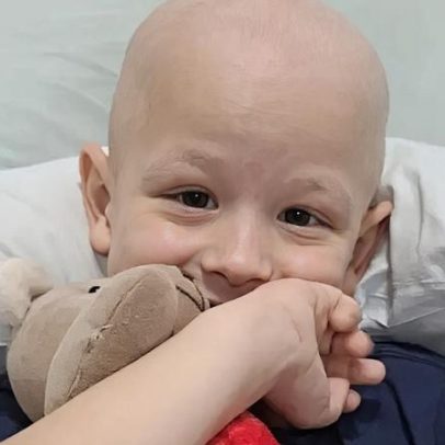 Menino de 8 anos luta para voltar ao Brasil e tratar câncer agressivo