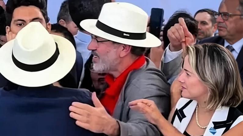 Presidente Lula abraça Delúbio Soares durante agenda em Goiás