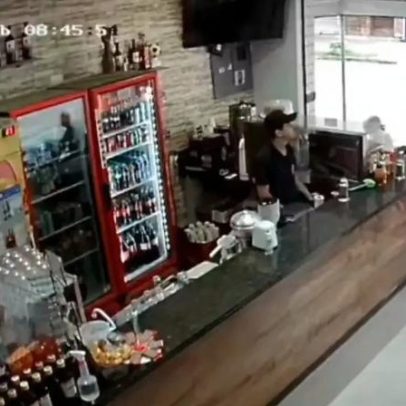 Ladrões roubam dois celulares em menos de cinco minutos em Santos