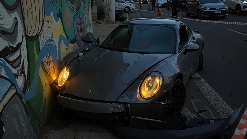 Porsche atinge duas motocicletas e três automóveis em SP