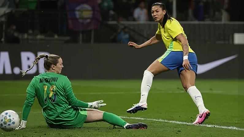 Brasil vence EUA de virada com gols de Tainá Maranhão e Bia Zaneratto