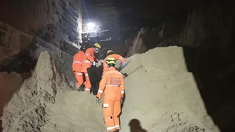 Vítima estava trabalhando teria se desequilibrado e caído dentro da estrutura, de aproximadamente sete metros de altura
