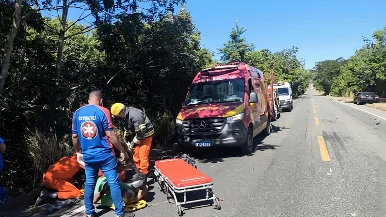 Motorista encontrado com vida após acidente em ribanceira
