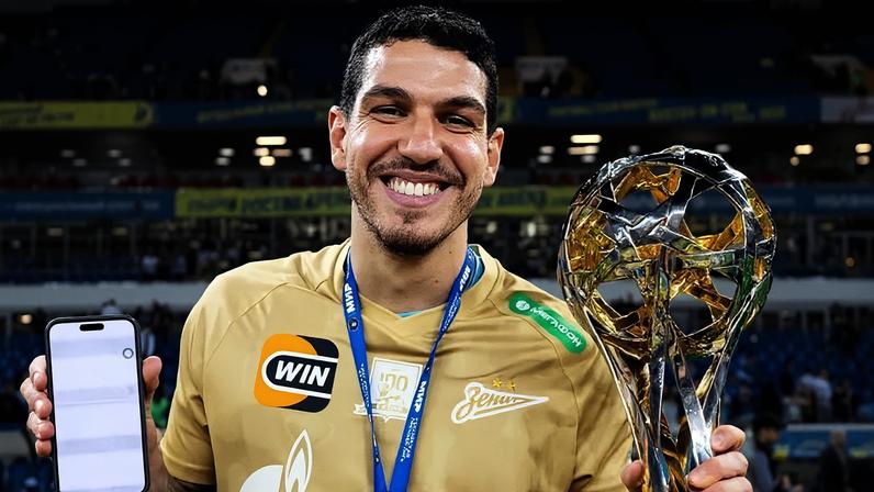 Nino com a taça do Campeonato Russo (Foto: Divulgação)