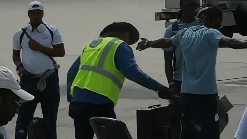 Seleção do Senegal é revistada ainda na pista do aeroporto