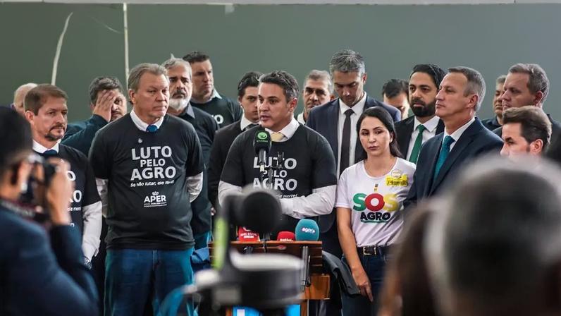 Parlamentares fazem ato na Câmara defendendo reestruturação de dívidas rurais