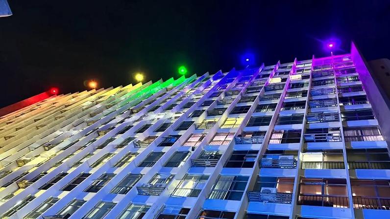 Prédio do STM é iluminado com cores do arco-íris