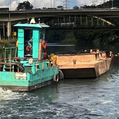 Barco enfrenta missão de tirar montanhas de lixo do Rio Pinheiros
