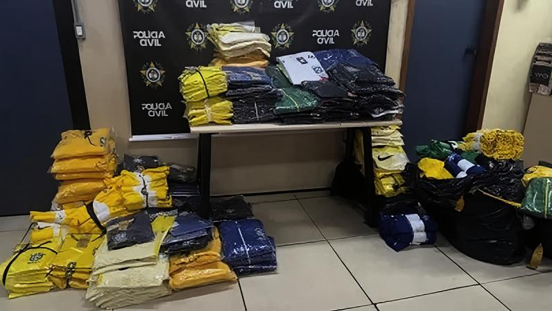 Polícia apreende 2 mil camisas falsas da seleção em ônibus no RJ