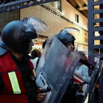 Manifestantes entram em confronto com a polícia no estádio Azteca