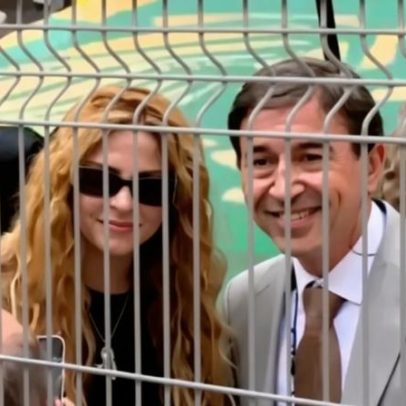 Repórter interrompe transmissão da Copa para tirar foto com Shakira
