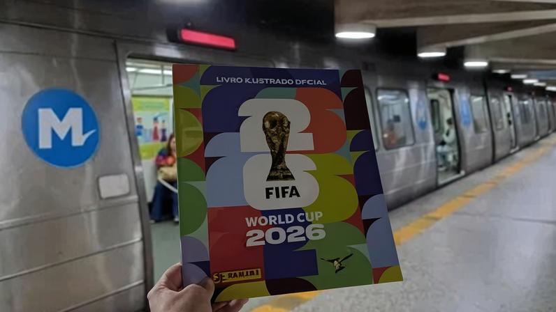 Em clima de Copa, passageiros recebem álbuns e figurinhas em estações do metrô carioca.