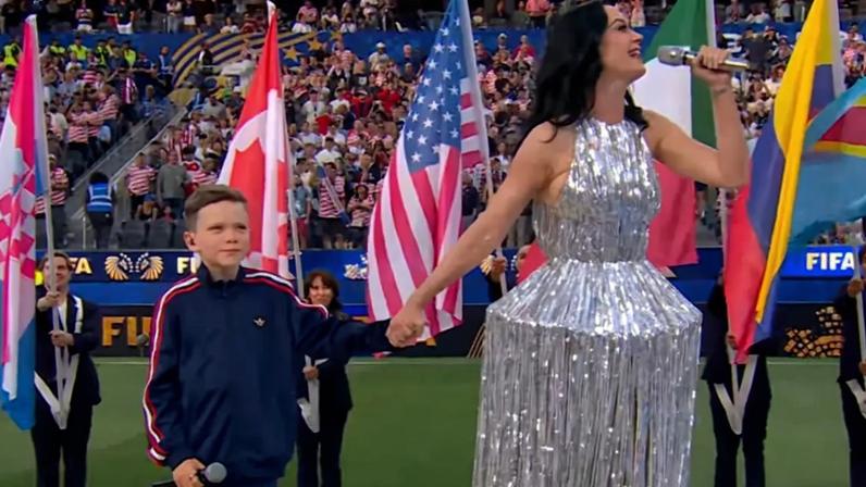 Menino norueguês canta com Katy Perry durante a Copa do Mundo