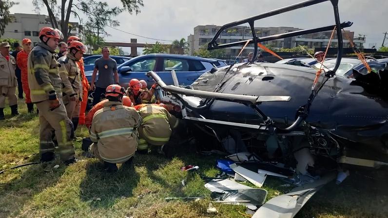 Helicópteros colidiram no ar antes de caírem em estacionamento da BYD no Recreio dos Bandeirantes. 14/06/2026 (Ângela Góes / CBMERJ/Divulgação)